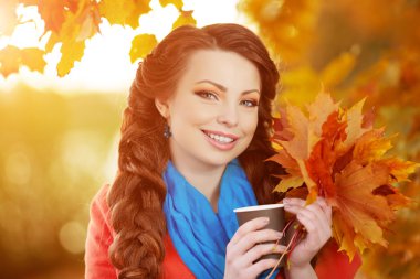 Sonbahar modeli, parlak makyaj. arka plan sonbahar manzara kadın