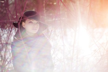 Kadın Kış kış manzara, güneş arka plan üzerinde. Moda GIR