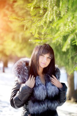 Kış manzara arka plan üzerinde kış kadın mı? Güneş. Moda GIR