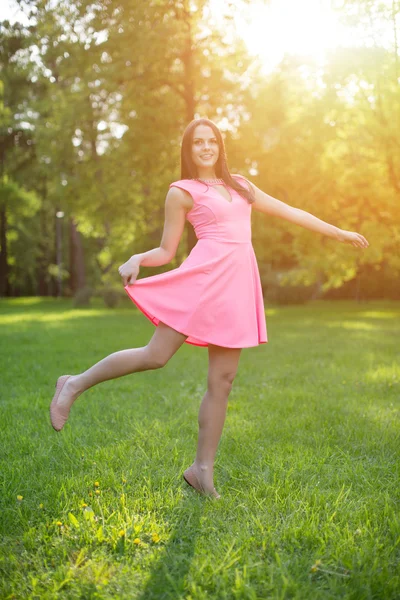 Young hipster model woman Casual Girl in field in Sunset in spri — Stok fotoğraf