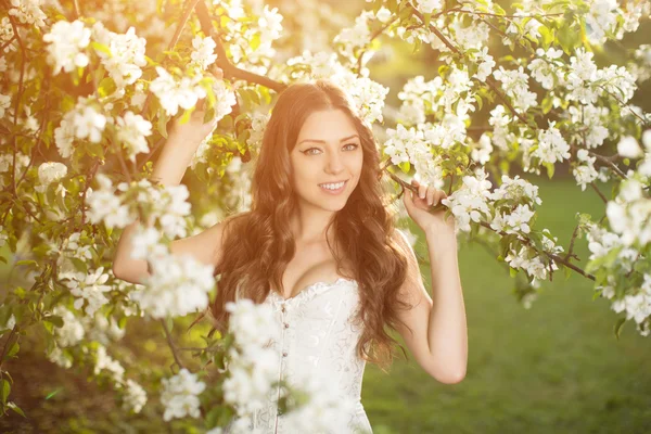 Молода весняна мода жінка у весняному саду Весна літоtim — стокове фото