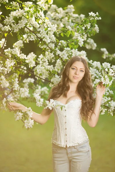 Joven mujer de moda de primavera en el jardín de primavera Primavera Summertim — Foto de Stock