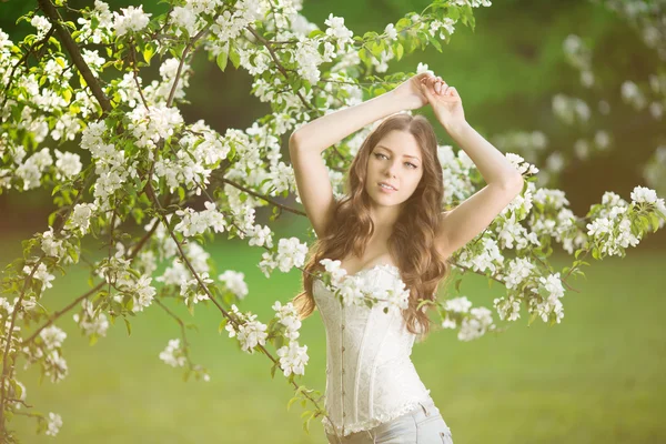 Tânără femeie de modă de primăvară în grădina de primăvară Springtime Summertim — Fotografie, imagine de stoc