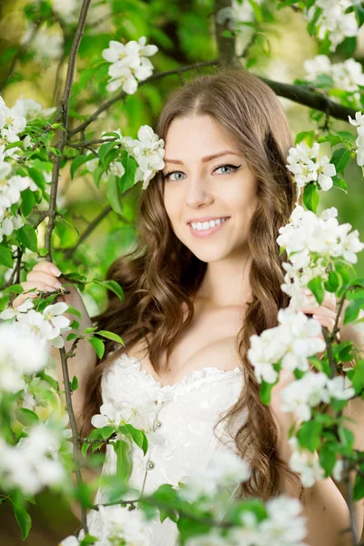 Jovem mulher de moda primavera no jardim primavera Primavera Summertim — Fotografia de Stock