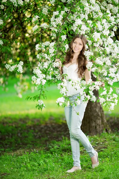 Joven mujer de moda de primavera en el jardín de primavera Primavera Summertim — Foto de Stock