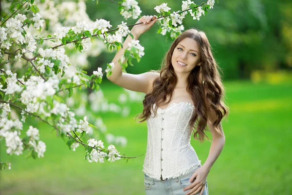 Young spring fashion woman in spring garden Springtime Summertim — Zdjęcie stockowe