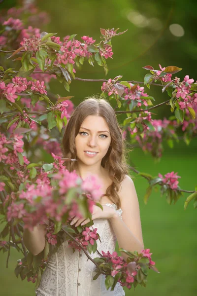 Молодая женщина весенней моды в весеннем саду весеннего весеннего сезона Summertim — стоковое фото