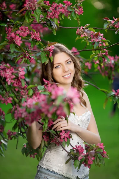 Молодая женщина весенней моды в весеннем саду весеннего весеннего сезона Summertim — стоковое фото