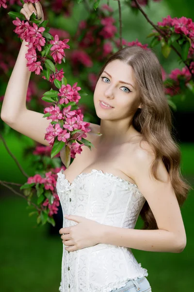 Joven mujer de moda de primavera en el jardín de primavera Primavera Summertim —  Fotos de Stock