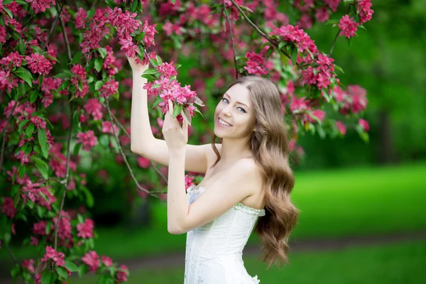 Young spring fashion woman in spring garden Springtime Summertim — Stok fotoğraf