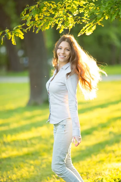 Romantic young girl outdoors enjoying nature Beautiful Model in — Stockfoto