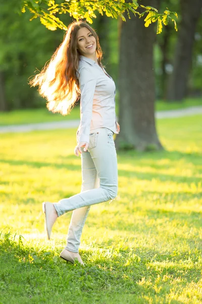 Romantic young girl outdoors enjoying nature Beautiful Model in — Stock fotografie