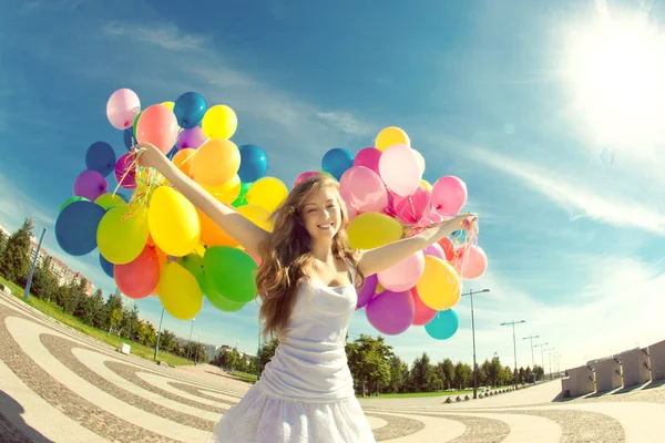 Giovane donna felice divertirsi in primavera in città. Ragazza saltando — Foto Stock
