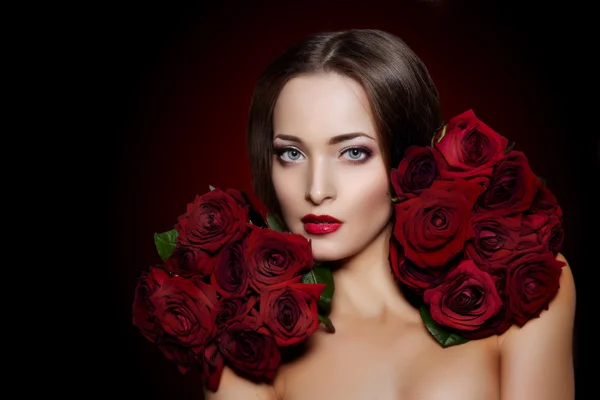 Schöne Modell Frau Rose Blume im Haar Schönheitssalon Make-up yo — Stockfoto