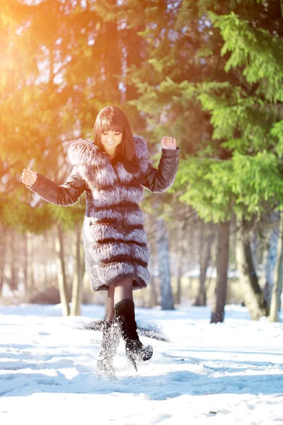 Winter woman on background of winter landscape? sun. Fashion gir — Stock Photo, Image