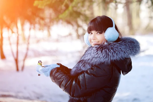 Jovem mulher alimentando pássaros de inverno Mulher de inverno no fundo de w — Fotografia de Stock