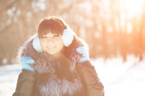 Зимняя женщина на фоне зимнего пейзажа? солнце. Модный гир — стоковое фото