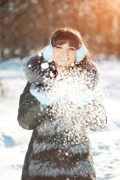 Donna invernale sullo sfondo del paesaggio invernale? sole. Moda gir — Foto Stock