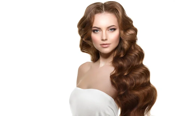 Длинные волосы. Waves Curls Hairstyle. Парикмахерская. Упдо. Режим моды — стоковое фото