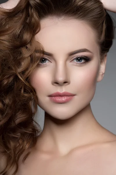 Model met lang haar. Golven krullen kapsel. Kapsalon. Updo. F — Stockfoto