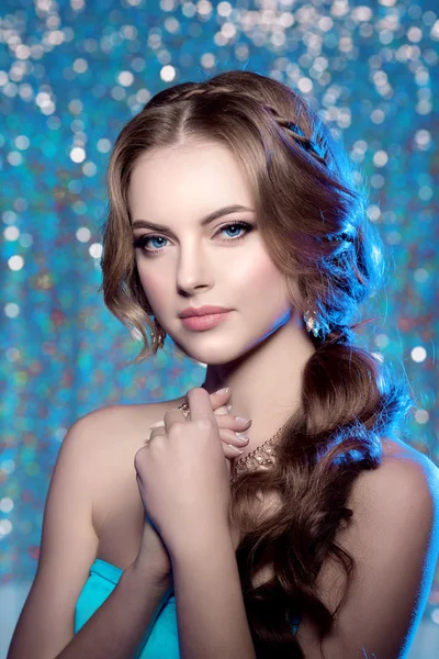 Inverno mulher modelo lindo beleza maquiagem penteado elegante. Tu... — Fotografia de Stock