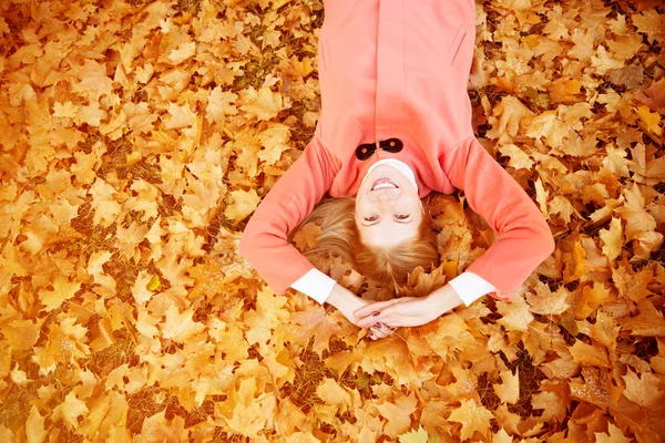 Autumn woman on background fall landscape leaves of trees. Model — ストック写真