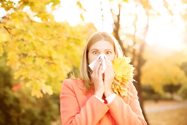 Chica con rinitis fría en el fondo de otoño. Temporada de gripe de otoño. Yo... — Foto de Stock