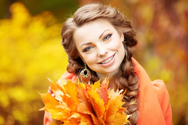 Modelo de otoño, maquillaje brillante. mujer en fondo caída paisaje —  Fotos de Stock