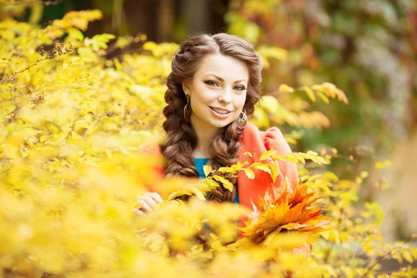 Autunno donna sullo sfondo caduta paesaggio foglie di alberi. Ragazza — Foto Stock