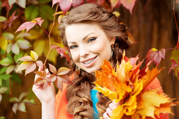 Autumn model, bright make up. woman on background fall landscape — Stock Photo, Image
