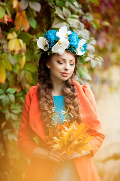 Herbst Frau auf Hintergrund fallen Landschaft Blätter von Bäumen. Mädchen — Stockfoto