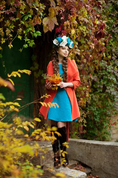 Herbst Frau auf Hintergrund fallen Landschaft Blätter von Bäumen. Mädchen — Stockfoto