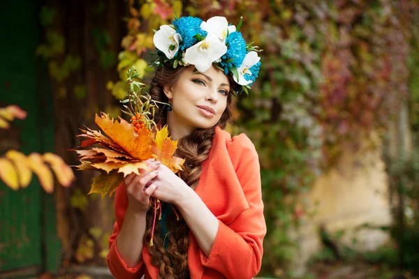 Podzimní žena na pozadí pádu krajiny listy stromů. Děvče — Stock fotografie