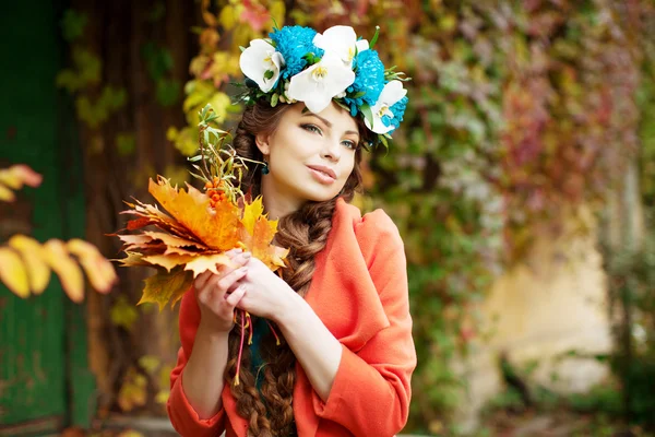 Autumn woman on background fall landscape leaves of trees. Girl — Stock Photo, Image