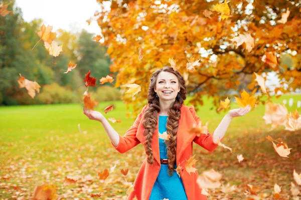 Modelo de otoño, maquillaje brillante. mujer en fondo caída paisaje —  Fotos de Stock