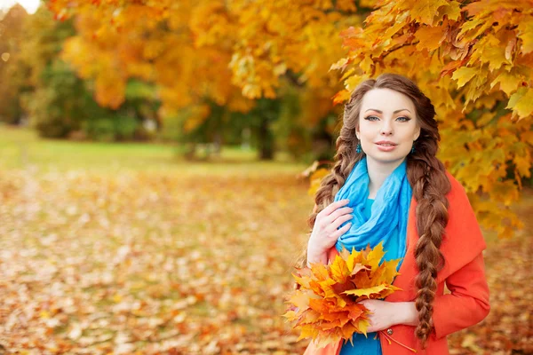 Modelo de outono, maquiagem brilhante. mulher no fundo queda paisagem — Fotografia de Stock