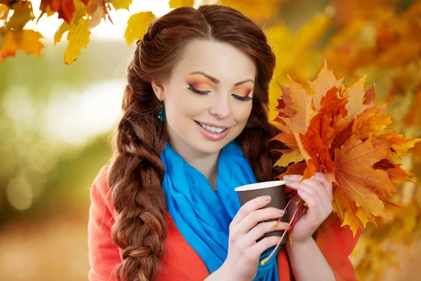 Herfst model, lichte make-up. vrouw op achtergrond herfst landschap — Stockfoto