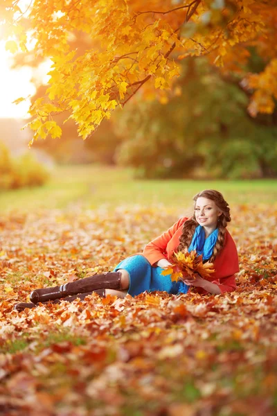 Otoño mujer sobre fondo caída paisaje hojas de árboles. Chica. —  Fotos de Stock