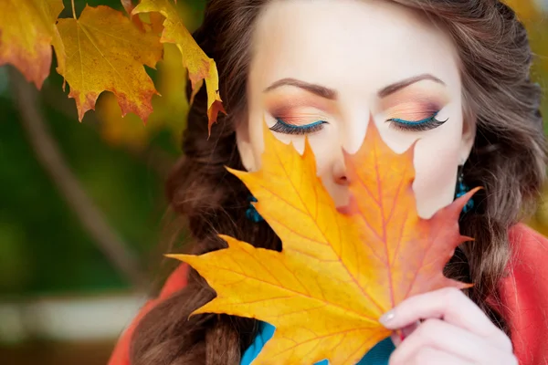 Autumn model, bright make up. woman on background fall landscape — Stock Photo, Image