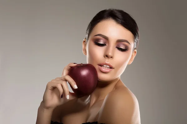 Mooi model vrouw in beautysalon make-up moderne meisje ik — Stockfoto