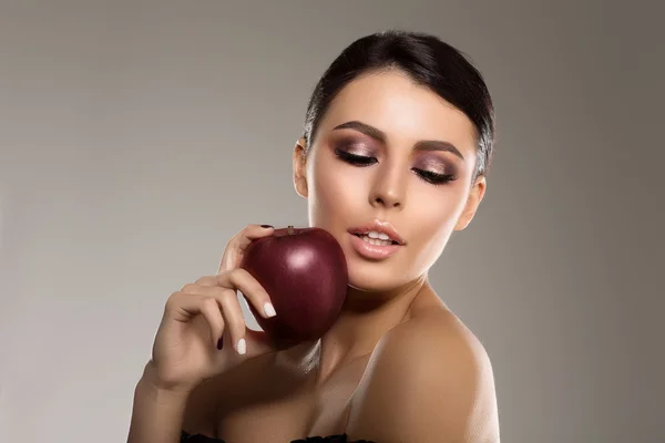 Belle femme modèle dans le maquillage de salon de beauté Jeune fille moderne i — Photo