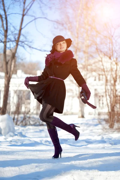 Winter vrouw op achtergrond van winterlandschap, zon. Mode gir — Stockfoto