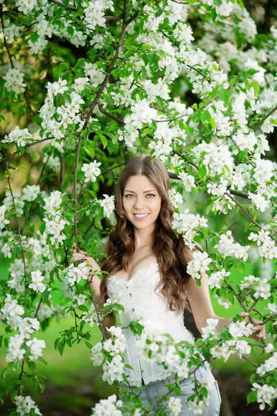 Young spring fashion woman in spring garden Springtime Summertim 로열티 프리 스톡 이미지