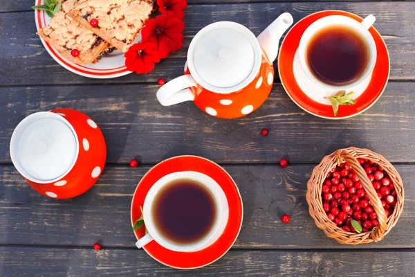 Xícaras de chá vista superior. Hora do chá para a festa. Conjunto de chá vermelho polka-dot, co Fotografia De Stock