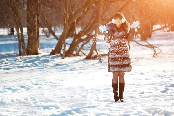 Winter vrouw op achtergrond van winterlandschap? zon. Mode gir Rechtenvrije Stockfoto's