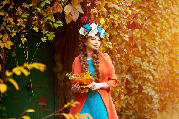 Modelo de outono, maquiagem brilhante. mulher no fundo queda paisagem folhas de árvores. Modelo menina na temporada de outono. Pessoas da moda . Imagem De Stock
