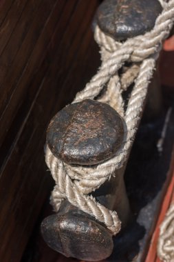 Gemide sabitlenmiş bir halatla demirleme borusu.
