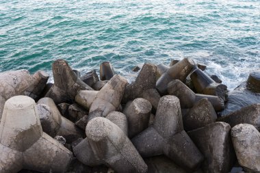 Dalgakıran deniz manzaralı ufuk üzerinde
