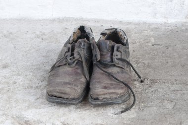 Eski ayakkabılar yere.