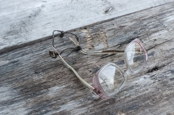 Gafas sobre una mesa de madera — Foto de Stock